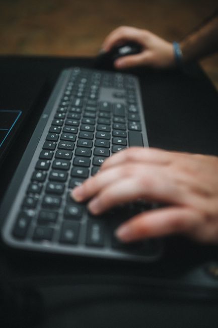 Moderne Arbeitsumgebung mit digitalen Schnittstellen